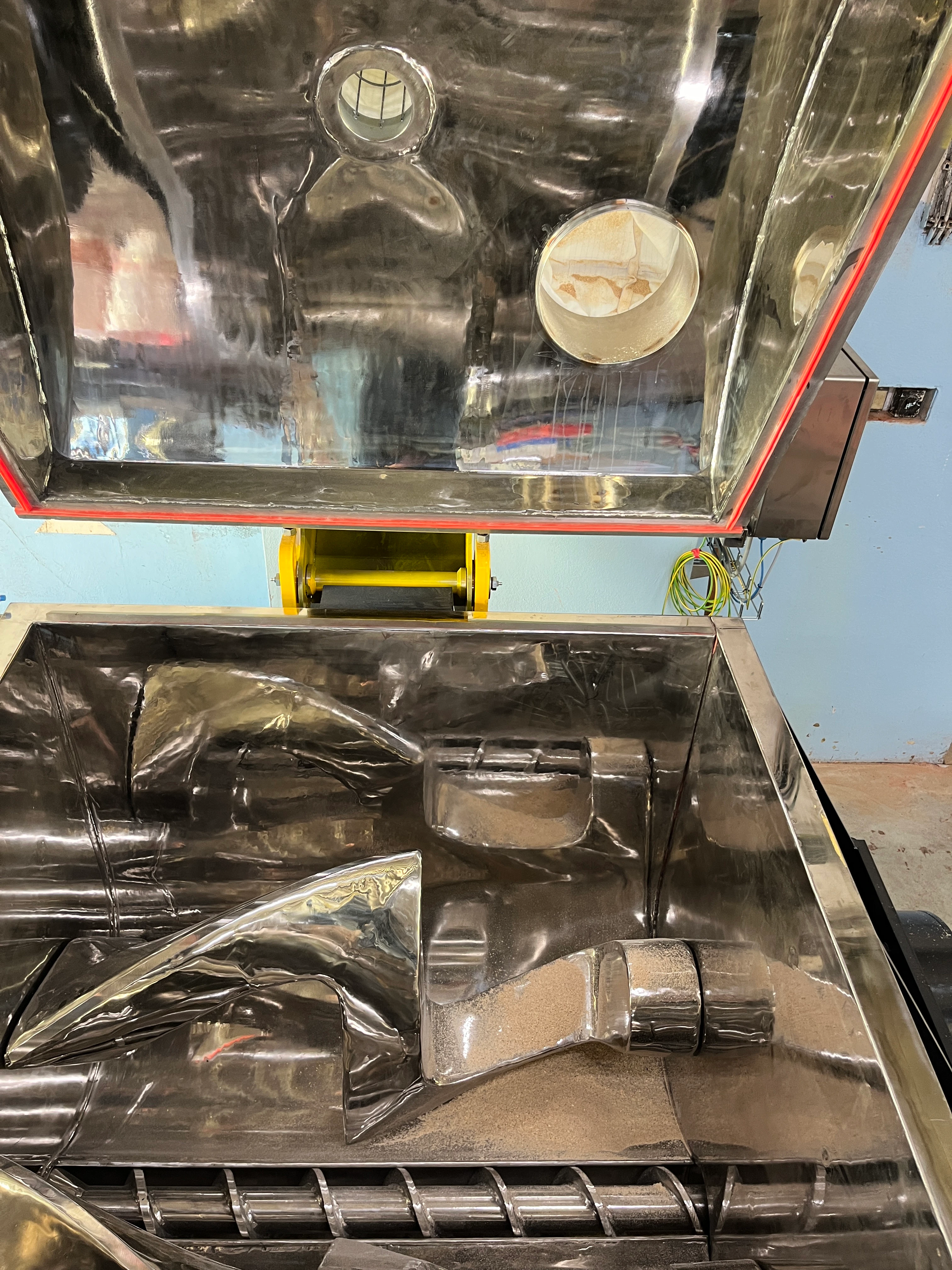 Hnětaci zařízení víko